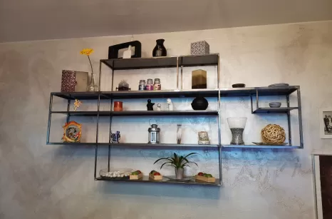 Libreria in ferro sospesa