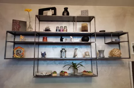 Libreria in ferro sospesa