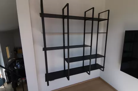 Libreria in ferro sospesa