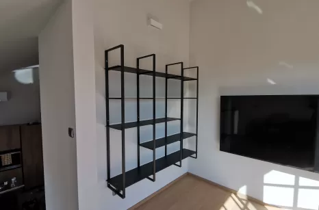 Libreria in ferro sospesa