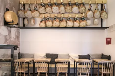 Arredamento in ferro e legno per salumeria