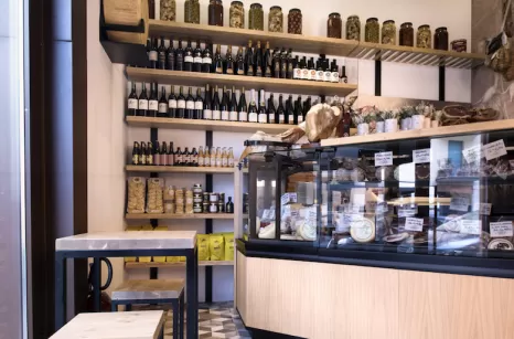 Arredamento in ferro e legno per salumeria