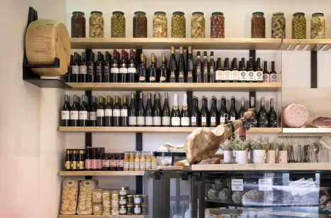 Arredamento in ferro e legno per salumeria