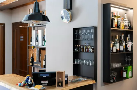 Arredo in stile industrial per la trattoria Anticagrama di Modena