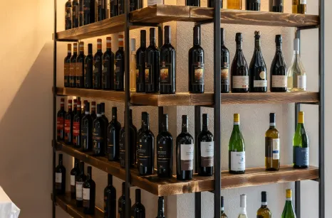 Arredo in stile industrial per la trattoria Anticagrama di Modena