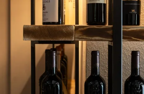 Arredo in stile industrial per la trattoria Anticagrama di Modena