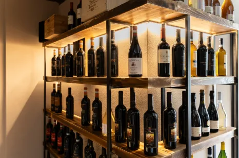 Arredo in stile industrial per la trattoria Anticagrama di Modena