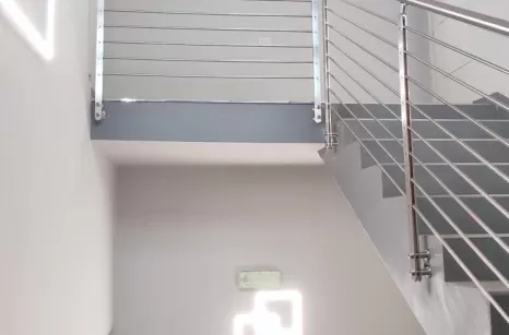 Balaustra per una scala interna in acciaio inox satinato