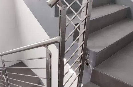 Balaustra per una scala interna in acciaio inox satinato