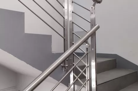 Balaustra per una scala interna in acciaio inox satinato
