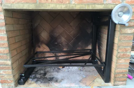 Griglia con sistema di regolazione dell'altezza