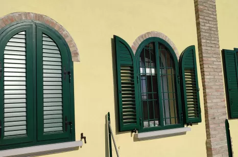 Cancelli di sicurezza con persiane in alluminio incassate