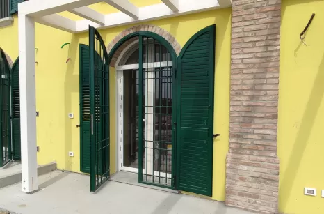 Cancelli di sicurezza con persiane in alluminio incassate