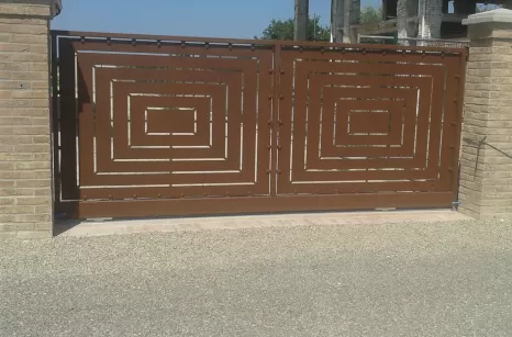 Cancello in ferro moderno e di design