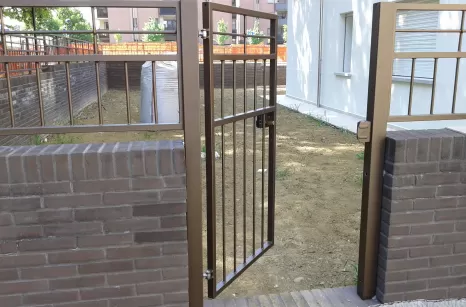 Cancello in ferro moderno e di design