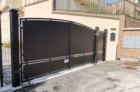 Cancello in ferro moderno e di design