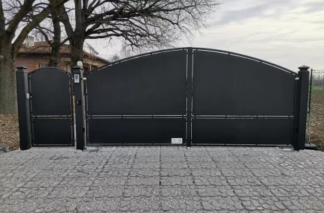 Cancello in ferro moderno e di design