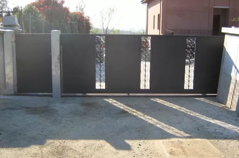 Cancello in ferro moderno e di design