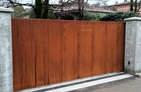 Cancello carraio scorrevole in acciaio Cor.ten realizzato interamente in lamiera pressopiegata