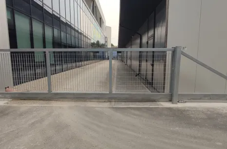 Cancello autoportante in acciaio zincato da 6 metri chiuso