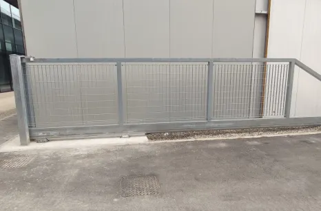 Cancello autoportante in acciaio zincato da 6 metri aperto