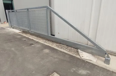 Cancello autoportante in acciaio zincato da 6 metri aperto