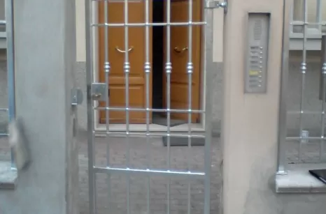 Cancello pedonale in ferro battuto