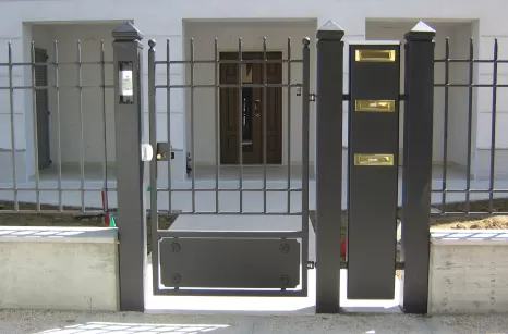 Cancello pedonale in ferro battuto