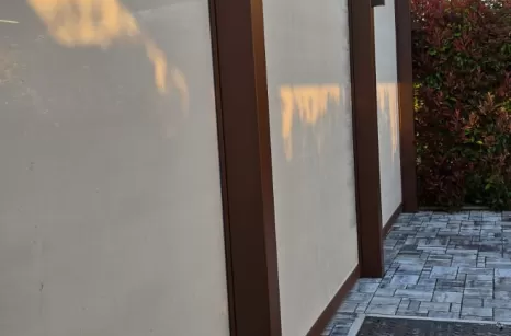 Carpot in acciaio zincato e verniciato con tende motorizzate e luci LED