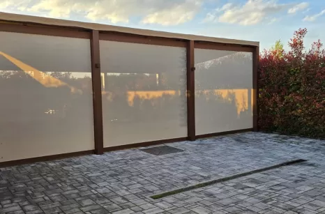 Carpot in acciaio zincato e verniciato con tende motorizzate e luci LED