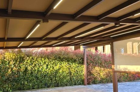 Carpot in acciaio zincato e verniciato con tende motorizzate e luci LED