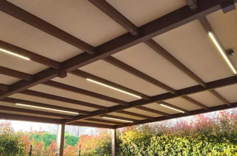 Carpot in acciaio zincato e verniciato con tende motorizzate e luci LED