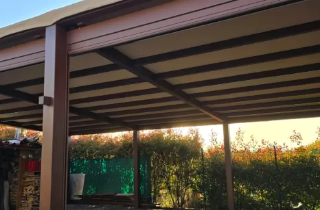 Carpot in acciaio zincato e verniciato con tende motorizzate e luci LED