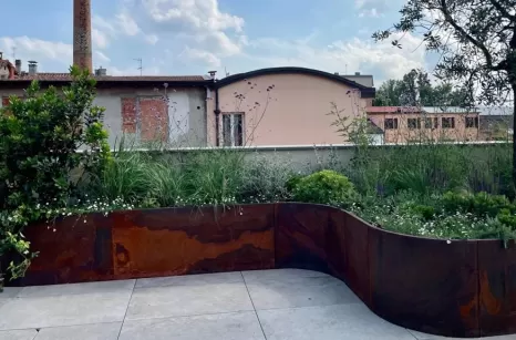 Trasformazione di un lastrico solare con fioriere in acciaio cor-ten