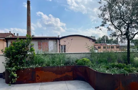 Trasformazione di un lastrico solare con fioriere in acciaio cor-ten