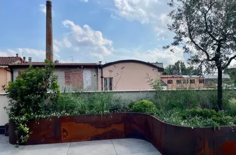 Trasformazione di un lastrico solare con fioriere in acciaio cor-ten