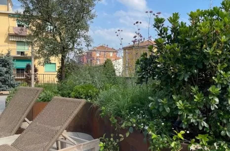 Trasformazione di un lastrico solare con fioriere in acciaio cor-ten