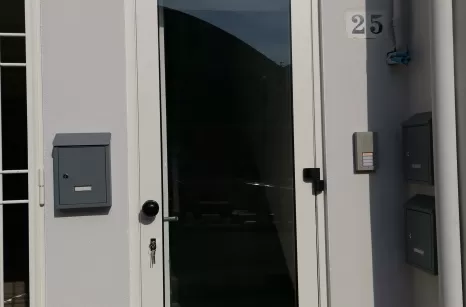 Porta d'ingresso con profili in acciaio e vetro blindato