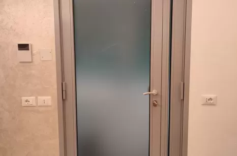Porta d'ingresso con profili Forster con vetro blindato