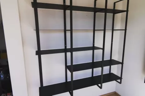 Libreria sospesa in ferro