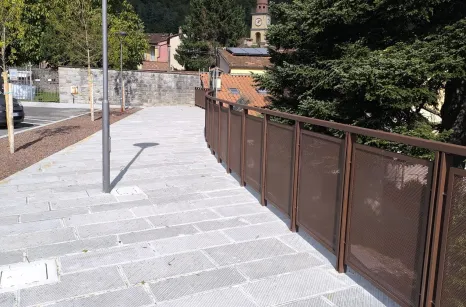 balaustra che segue il fiume lamone in acciaio verniciato simil corten con pannelli in lamiera forata