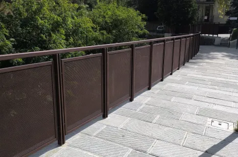 balaustra che segue il fiume lamone in acciaio verniciato simil corten con pannelli in lamiera forata