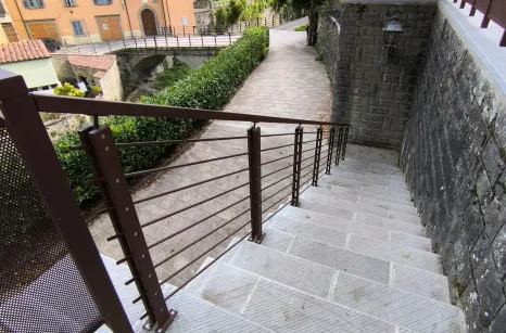 balaustra che segue il fiume lamone in acciaio verniciato simil corten con pannelli in lamiera forata