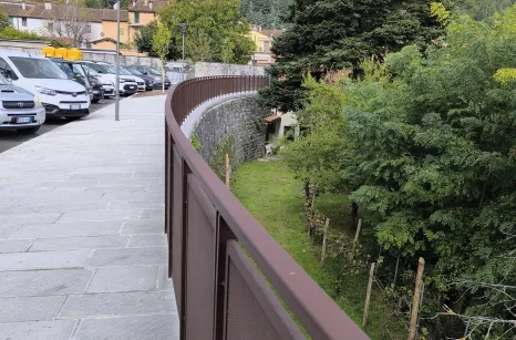 balaustra che segue il fiume lamone in acciaio verniciato simil corten con pannelli in lamiera forata