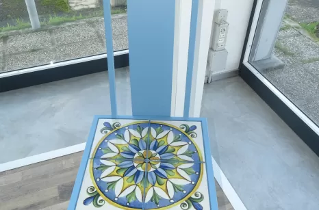 mediterraneo sedia in ferro e seduta con piastrelle di ceramica