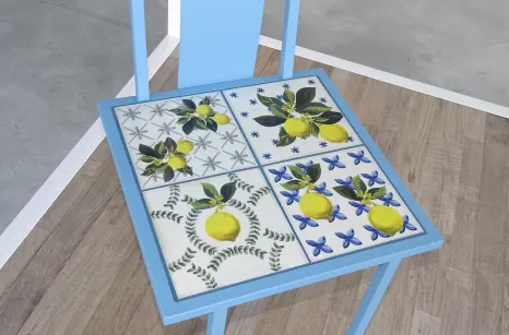 mediterraneo sedia in ferro e seduta con piastrelle di ceramica