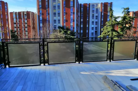 Parapetto in acciaio zincato verniciato a forno e vetro