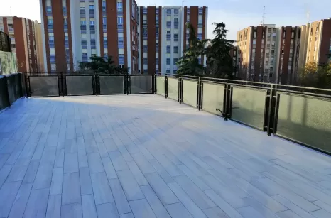 Parapetto in acciaio zincato verniciato a forno e vetro