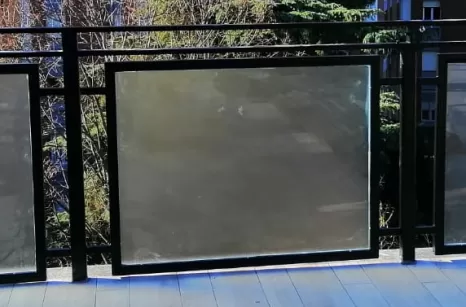 Parapetto in acciaio zincato verniciato a forno e vetro