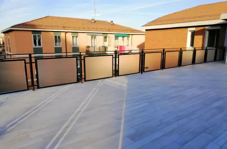 Parapetto in acciaio zincato verniciato a forno e vetro